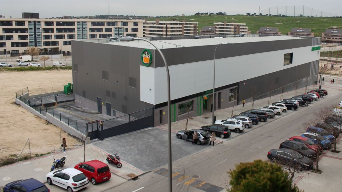 ⚠️Robo al descuido en el parking de Mercadona de #ArroyodelFresno.
Entre dos personas, una te entretiene preguntando algo mientras la otra te coge el bolso del asiento del coche o las pertenencias del interior.