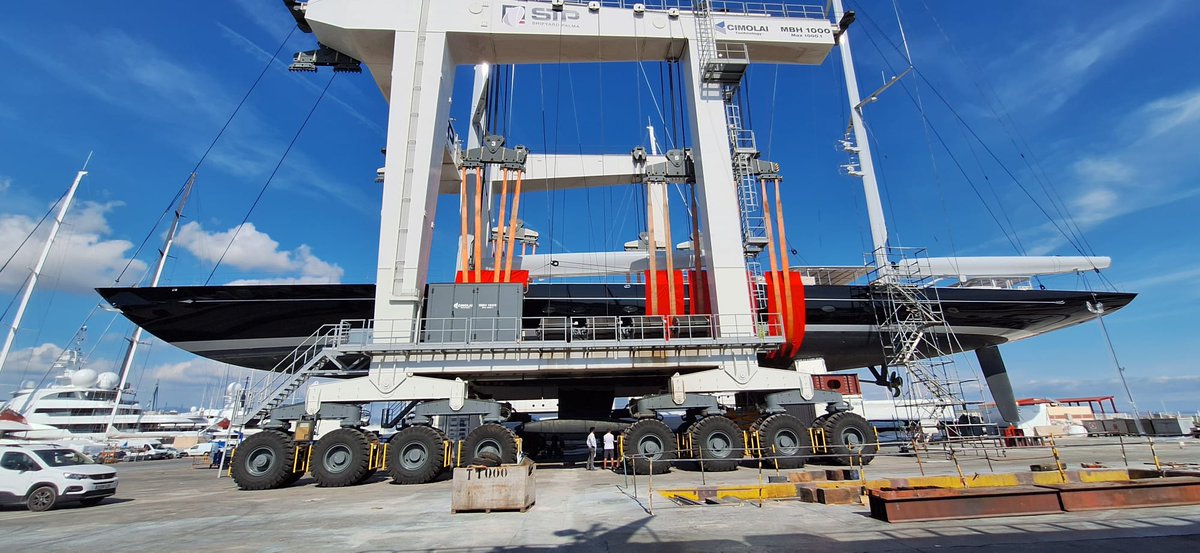 The SY Aquarius, a 56-metre Royal Huisman, was recently lifted by the 1,000-ton travelift at STP. It is one of the largest yachts ever hauled out to date, with an overhang of around 23 metres from the aft wheels of the crane to the stern, making the manoeuvre particularly complex
