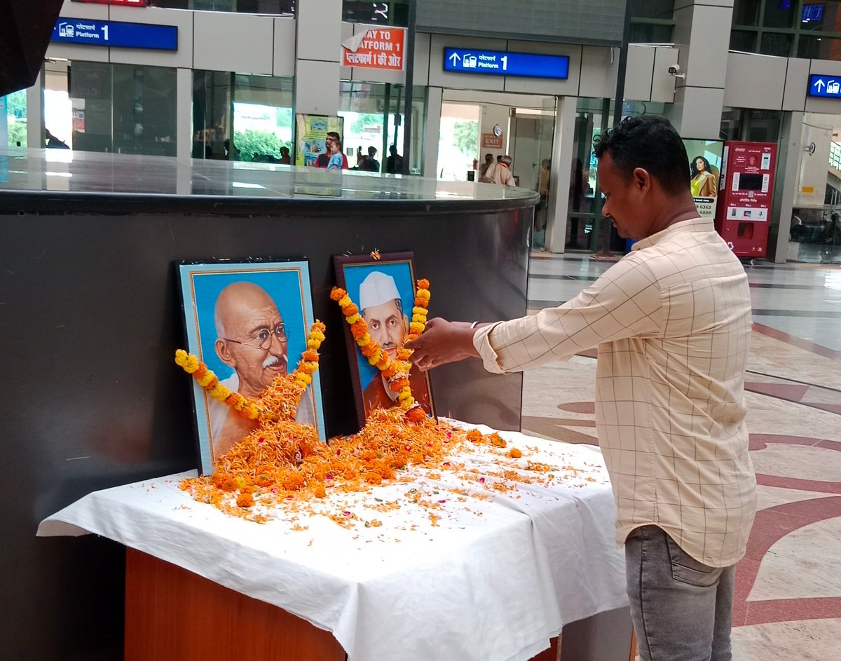 SPatra_INC's tweet photo. 'ଗାନ୍ଧୀ' ଙ୍କୁ ଗୁଳି କରାଯାଇପାରେ,
କିନ୍ତୁ ଗାନ୍ଧୀ ଙ୍କ ବିଚାରଧାରାକୁ ନୁହେଁ l
           କାରଣ ଗାନ୍ଧୀ ଏକ ଚିନ୍ତନ, ଗାନ୍ଧୀ ଏକ ବିଚାରଧାରା, ଗାନ୍ଧୀ ଏକ ଜୀବନଶୈଳୀ, ଗାନ୍ଧୀ ଏହି ଦେଶର ପ୍ରତ୍ୟେକଟି କଣିକାରେ ଅଛନ୍ତି l

ପବିତ୍ର ଗାନ୍ଧୀ ଏବଂ ଶାସ୍ତ୍ରୀ ଜୟନ୍ତୀ ଅବସରରେ ଶୁଭେଚ୍ଛା ଓ ଶ୍ରଦ୍ଧାଞ୍ଜଳି 🙏
#ଗାନ୍ଧୀ_ଜୟନ୍ତୀ https://t.co/kM6y6IJe5U