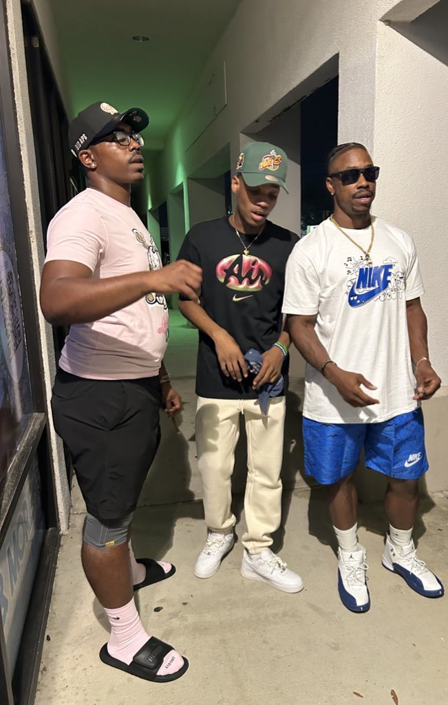 iAmTheGRIM's tweet photo. happy birthday @APEfromDa9 ♾️ I am my brothers keeper 🗣️ we getting dronk this weekend 😭😂 solid to the wheels fall off. Welcome to the “big bro” club 😭 we gone be Unc next year! love ya brudda ✨ more life and more blessings 🙏🏾 https://t.co/jRYZ9Ktyp1