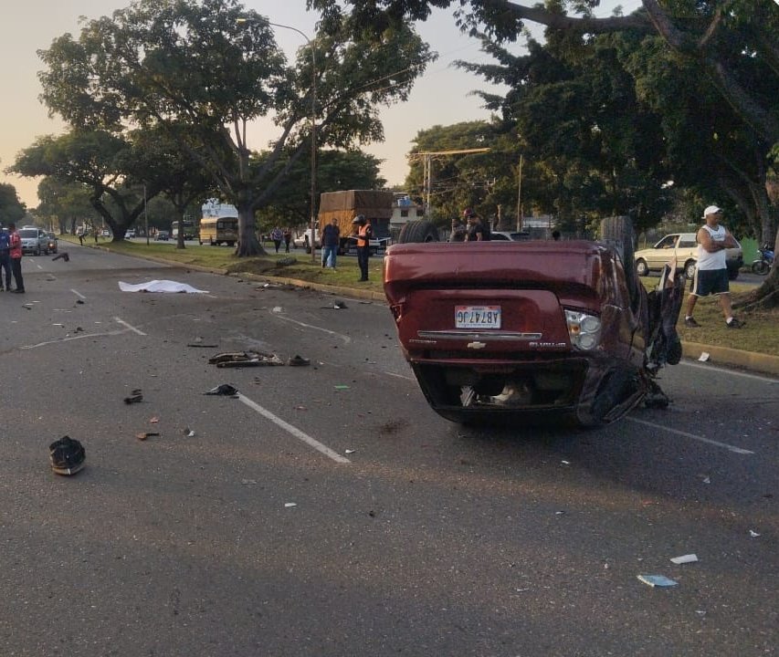 janinereporta's tweet photo. #Aragua Ciudadano aún por identificar falleció en un aparatoso accidente de tránsito,ocurrido la mañana de este jueves en la Av. Universidad de El Limón, MBI. El vehículo volcó y la persona murió tras recibir fuertes lesiones. PNB realizó levantamiento del cadáver. https://t.co/QMJ60DujvX