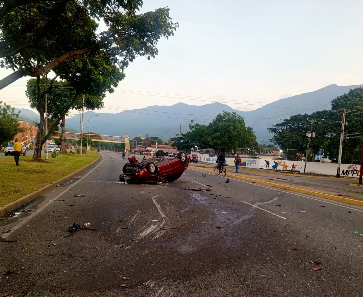 #Aragua Ciudadano aún por identificar falleció en un aparatoso accidente de tránsito,ocurrido la mañana de este jueves en la Av. Universidad de El Limón, MBI. El vehículo volcó y la persona murió tras recibir fuertes lesiones. PNB realizó levantamiento del cadáver.