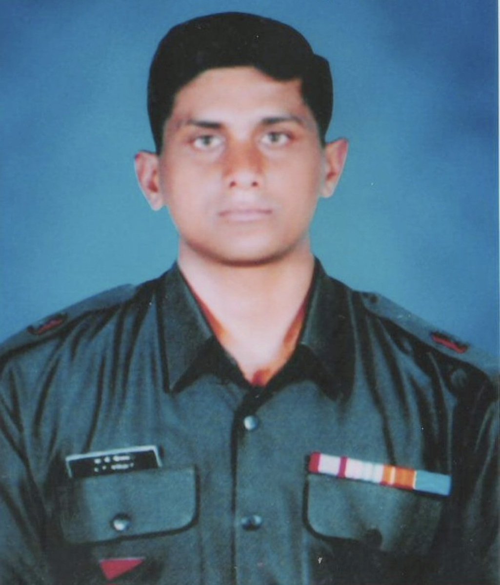 megirish2001's tweet image. Vijayadashami this year has coincided with the #BalidanDiwas of two of our Bravest of Bravehearts

Major Dinesh Raghuraman AC and Major K P Vinay KC, both young lions from 34 RR, led their boys to flush out terrorists hiding in the Tanmarg area of Baramulla. The fight lasted 36…