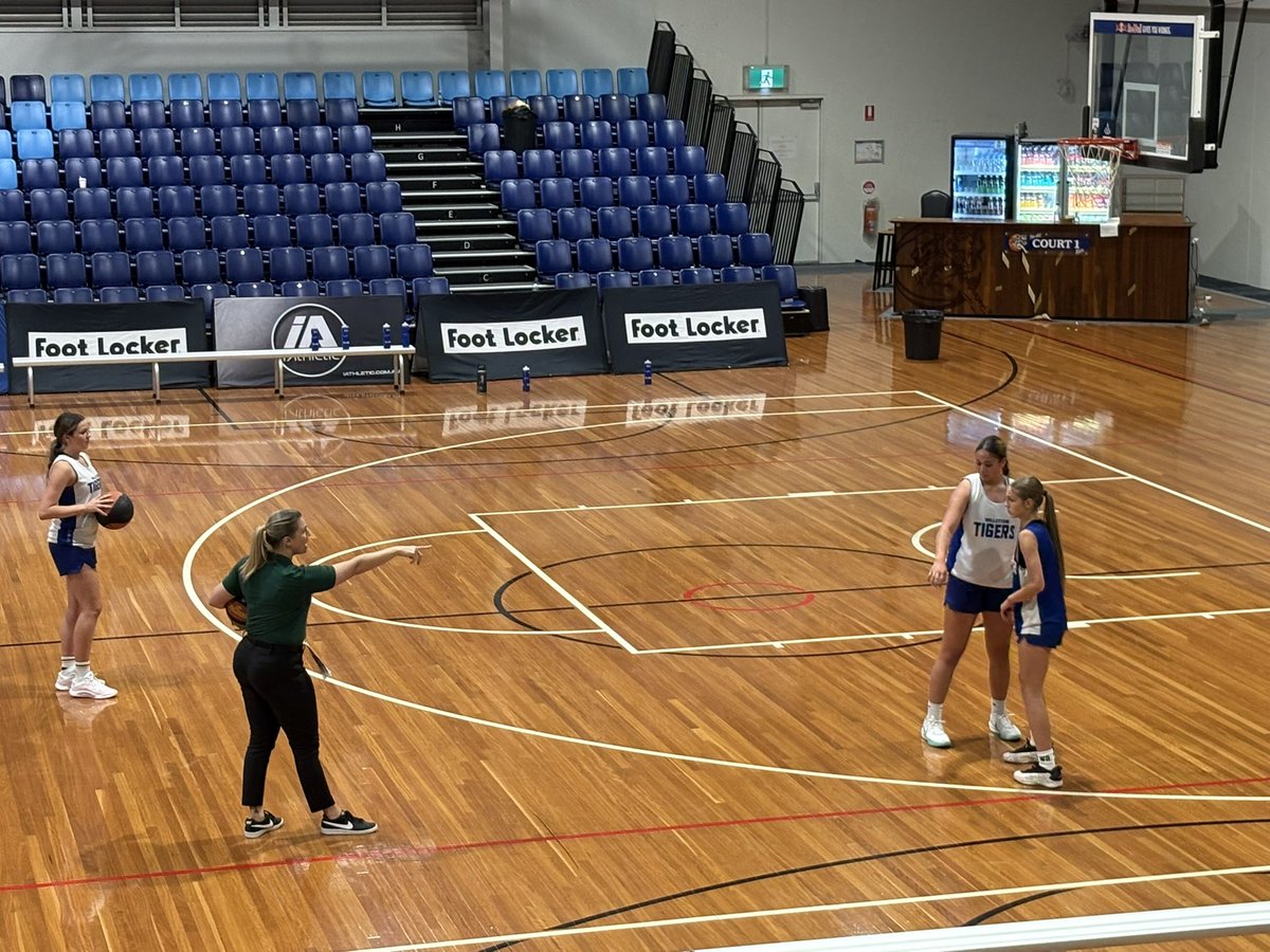 Thanks to COE Women's coach Mel Downer for presenting a clinic for @basketballwaofficial coaches tonight at Willeton Basketball Stadium as part of the BA Under 14
National Club Championships. 40+ coaches took the opportunity to learn about Constraints Led Approach coaching.