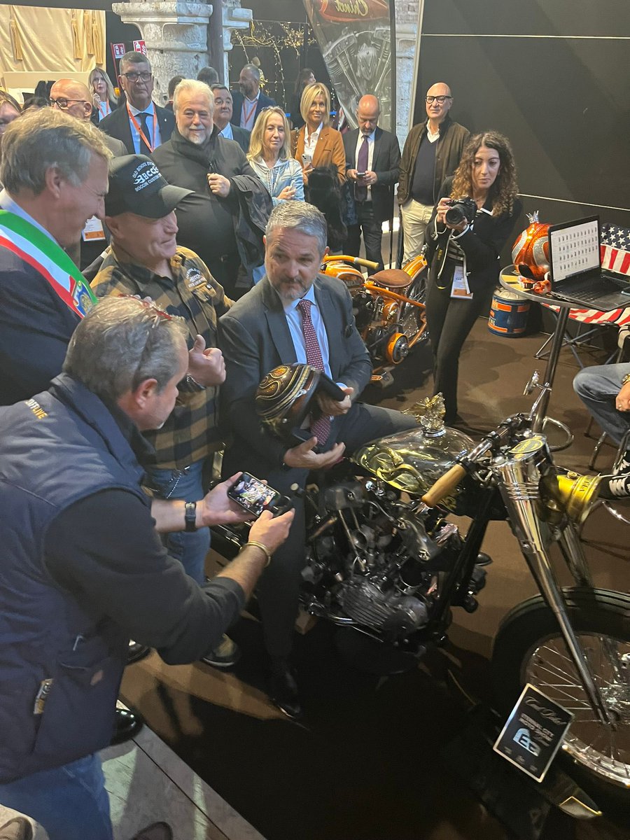 🖌️ Oggi ho aperto la 3ª edizione del Salone dell’Alto Artigianato Italiano all’Arsenale di Venezia, un evento che celebra l’eccellenza del nostro artigianato, cuore pulsante del Made in Italy.
🌟 L’artigianato unisce tradizione e innovazione, promuove sostenibilità, inclusione e