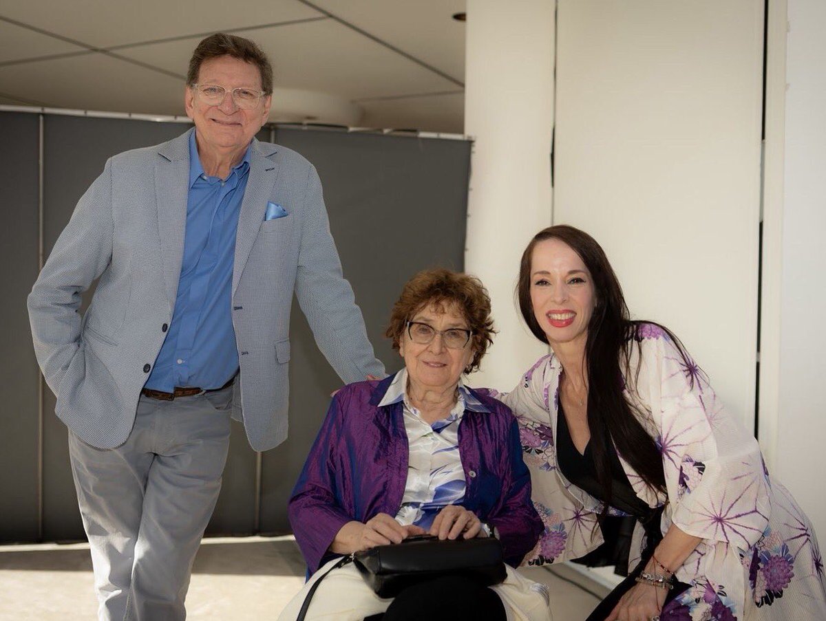 onettovictoria's tweet photo. Gracias al apoyo del CFI y de @CrisAlvarezRod , este sueño cultural sigue creciendo y fortaleciendo a la Provincia.
El #FICPBA es soberanía cultural, memoria colectiva y diversidad. 💙 https://t.co/IX2LKm6voQ