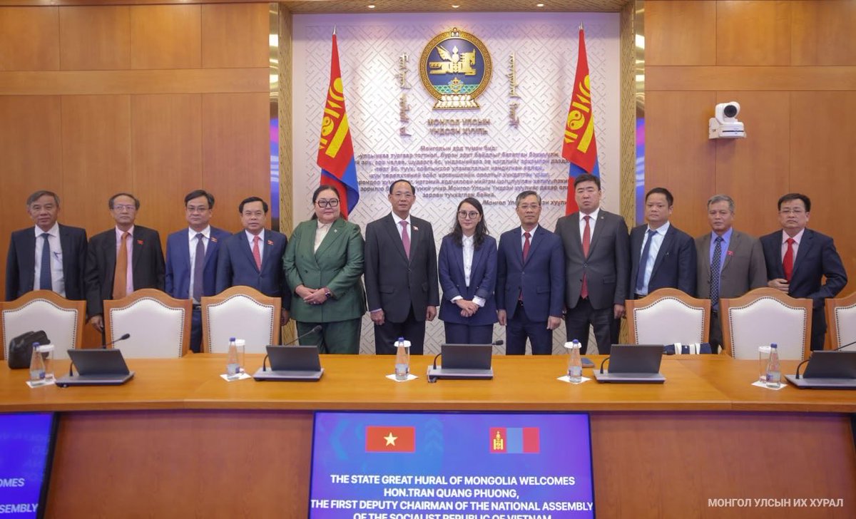 Туж хулгай, луйврын араас явна гэж юу байхав. Постолдоггүй л болохоос уг нь гадаад уулзалт нтр хийдэг юм шд😉

✅Бүгд Найрамдах Социалист Вьетнам Улсын Үндэсний Ассамблейн Тэргүүн дэд дарга Чан Куанг Фыөнг тэргүүтэй төлөөлөгчидтэй Монгол-Вьетнамын парламентын бүлгийн даргын