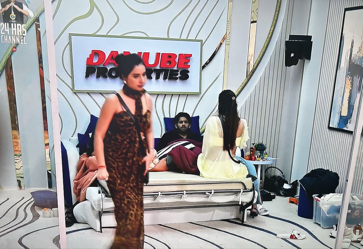 vatshpriya2's tweet image. #Livefeed

Baseer praising Tanya’s loyalty 👏 Farhana agrees too! Truly, a friend like Tanya is rare ❤️ 

#BiggBoss19 #TanyaMittal #BB19