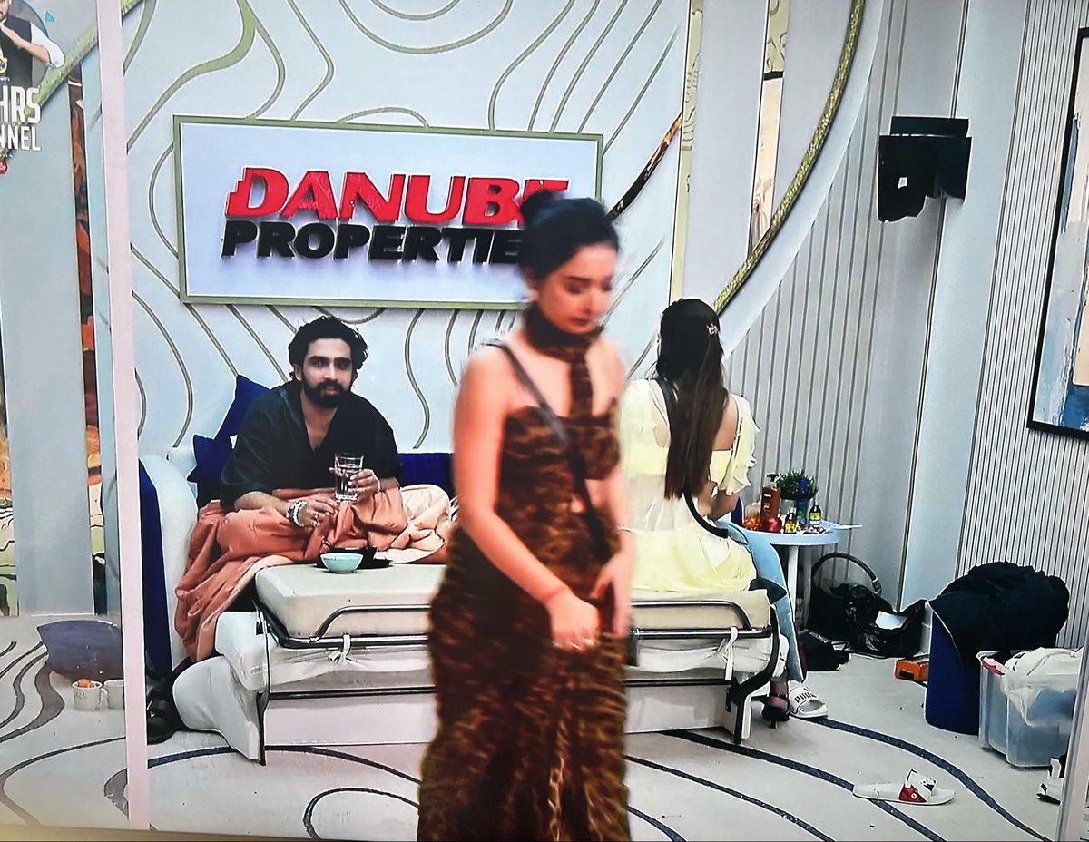 vatshpriya2's tweet image. #Livefeed

Baseer praising Tanya’s loyalty 👏 Farhana agrees too! Truly, a friend like Tanya is rare ❤️ 

#BiggBoss19 #TanyaMittal #BB19