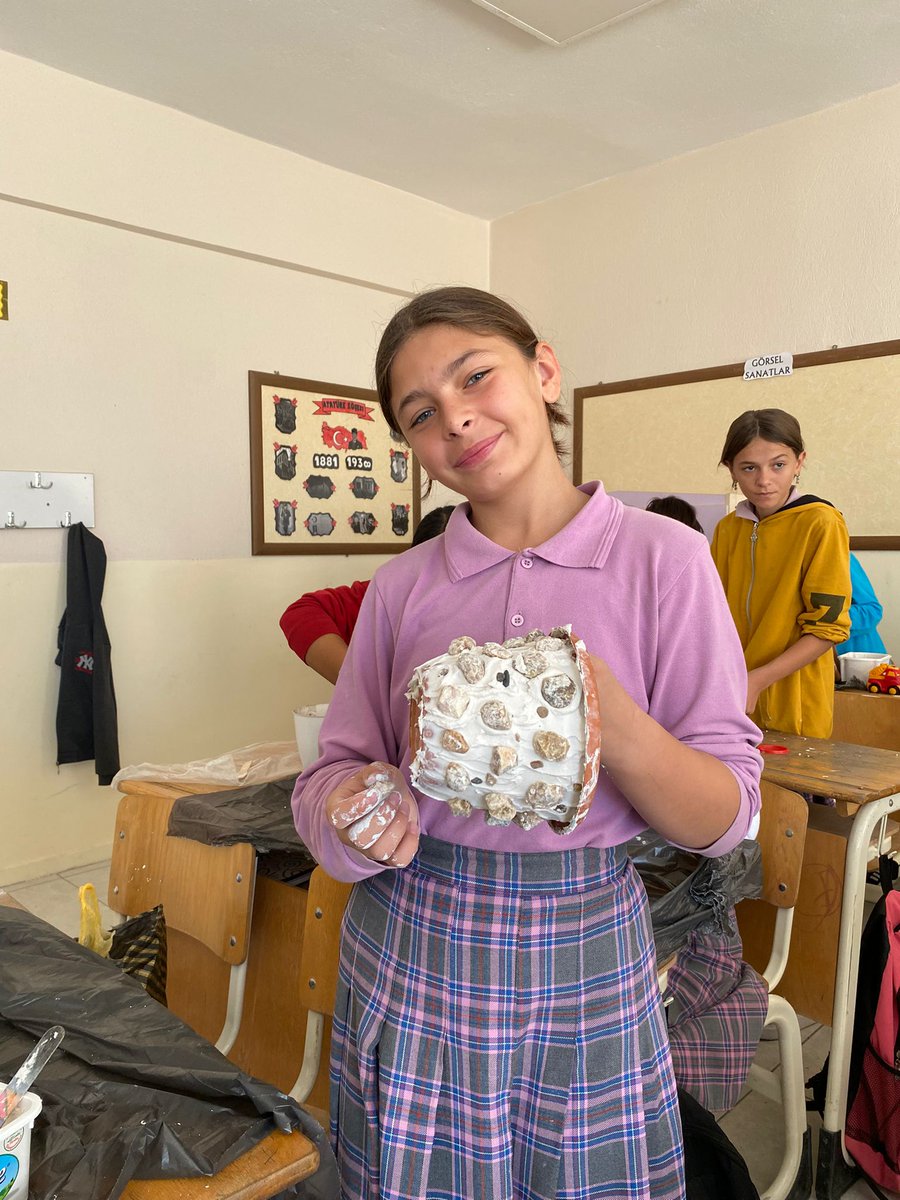 taskapiokulu's tweet photo. 7/A sınıfı ile teknoloji tasarım dersinde alçı ve taş ile vazo ve kalemlik tasarladık💎🏺🙂
@TC_Eskil
@Eskil_MEM
@brahimKler2
@RKrdslr https://t.co/2r8NOWmc5H
