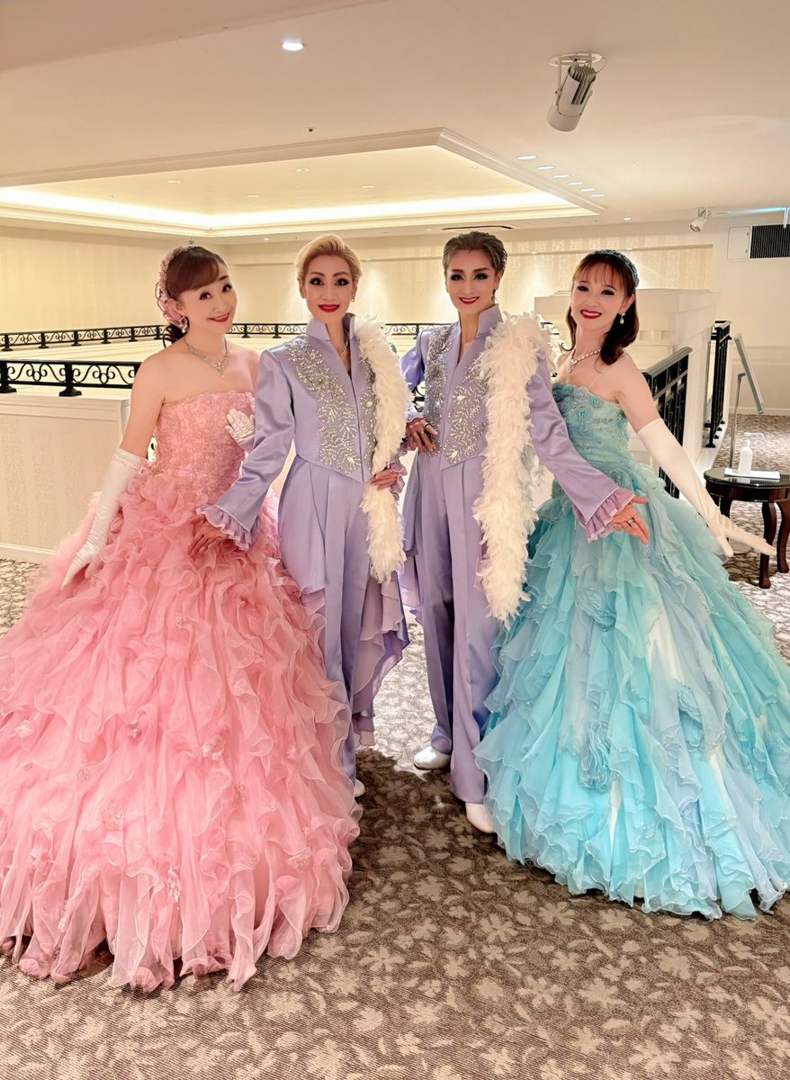 narumijun0213's tweet photo. ラ・スイート神戸オーシャンズガーデンにてインナーイベント✨

毬穂えりなさん、美乃杏花さん、綺華れいさんとご一緒させていただきました✩.*˚

京都～兵庫にご旅行の皆様方へ、ディナータイムに宝塚OGショーをお届けするアトラクション💖

優雅な神戸の夜をお楽しみいただけてましたら最高です🥰 https://t.co/soS1TXG8Ta