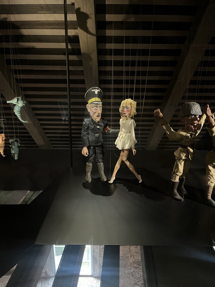 *מטייל בלובליאנה*
הו איזה יופי מוזיאון בובות על חוט 
*נכנס פנימה* 
ליטרלי המוצג השני בתערוכה