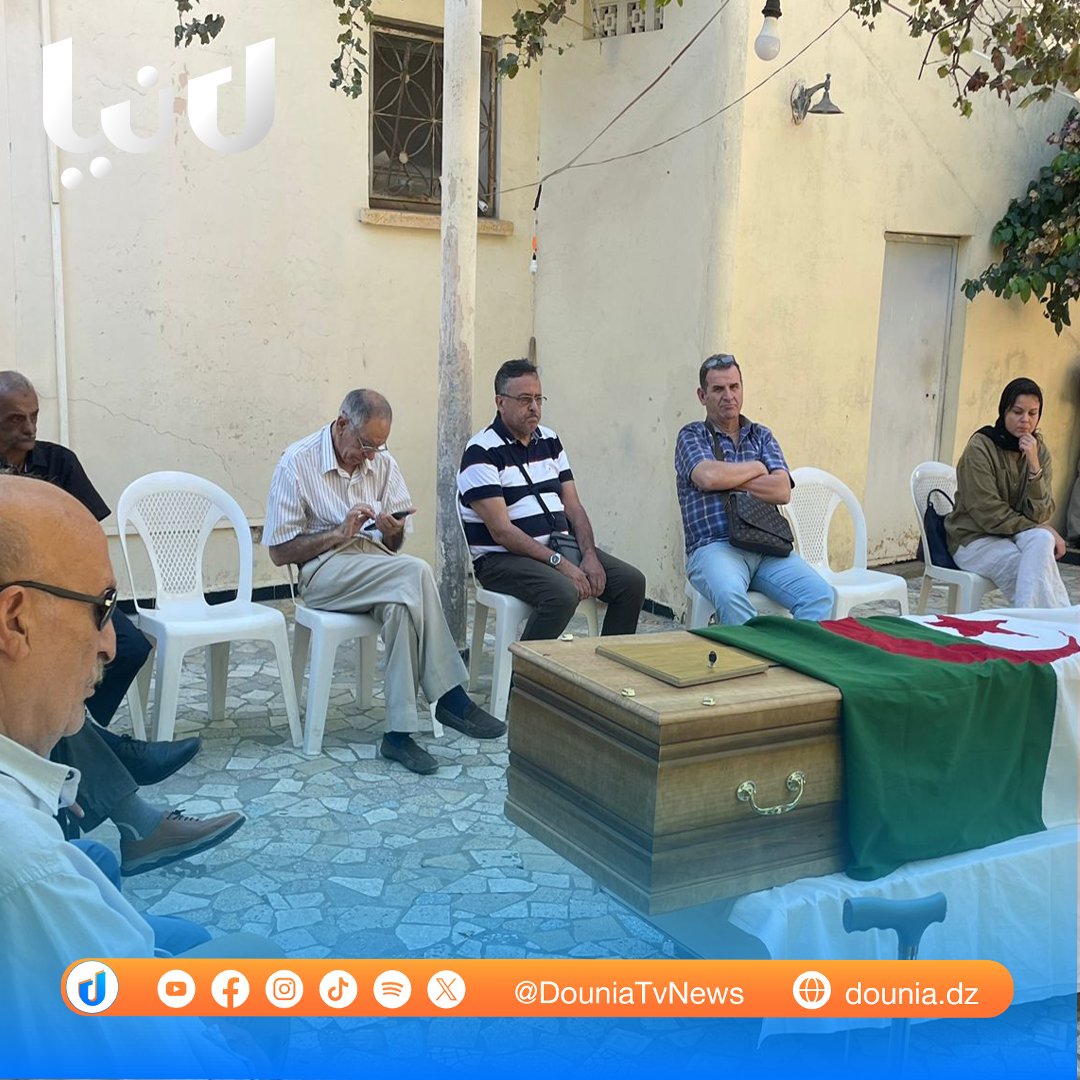 🔴فنانيين وشخصيات ثقافية و أصدقاء  يلقون النظرة الأخيرة على الفنان الراحل  فوزي صايشي  المعروف بـ "رميمز " .
#دنيا_تي_في #لماذا_أنا #أخبار #news