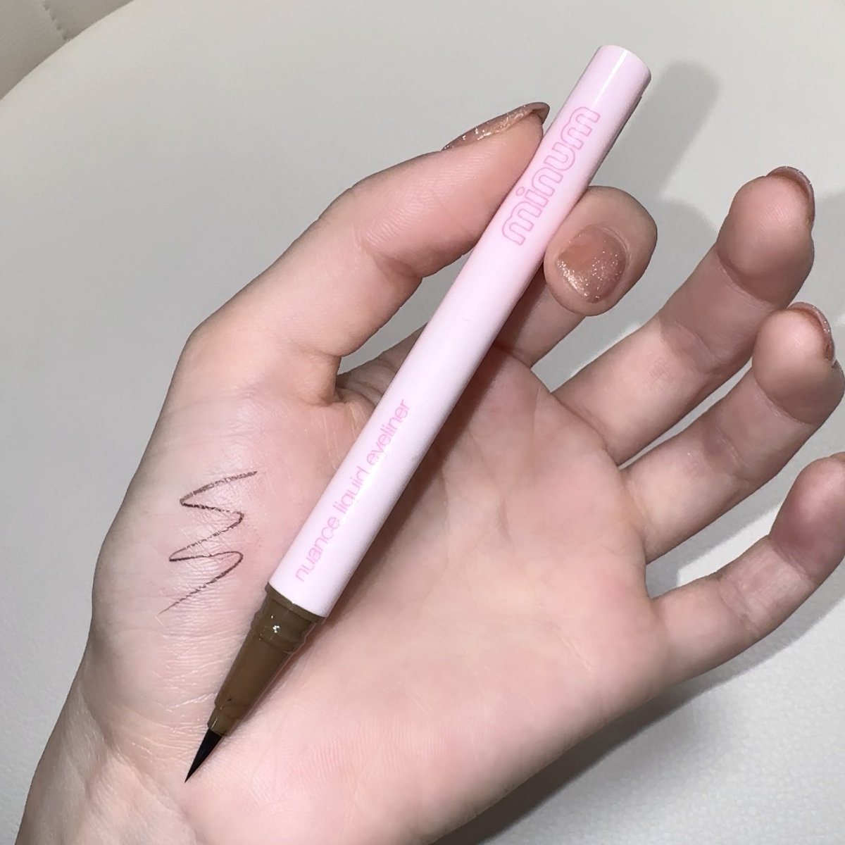 今日はミニュムのアイラインを使ったんだけど、寝不足であくび出まくりで涙何回も出たから流石にアイライン落ちてるだろと思ってさっき鏡見たら一切取れてなくてびっくりした
