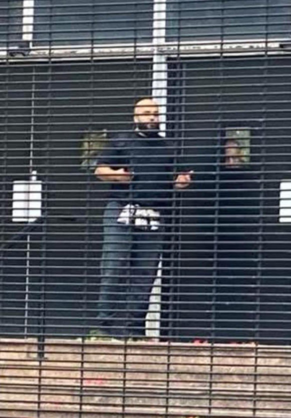 XNews24_7's tweet image. 🚨 SHOCKING IMAGE: Suspected terrorist caught on camera outside Manchester synagogue moments before deadly Yom Kippur attack. 2 dead, 3 critical after car ramming &amp;amp; stabbing spree. 💔 #ManchesterSynagogueAttack #YomKippurTerror #EndAntisemitism