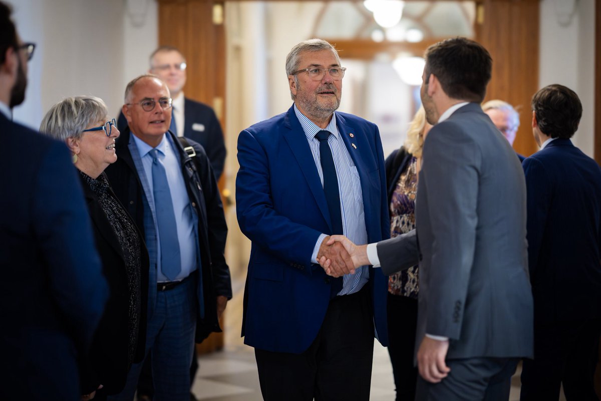PaulPlamondon's tweet image. J'ai eu le plaisir de rencontrer, pour la deuxième fois, la délégation du Sénat français en compagnie de notre porte-parole en Relations internationales @pascalpparadis.
Nous avons échangé sur la situation politique au Québec et en France et sur la nécessité de l'indépendance…