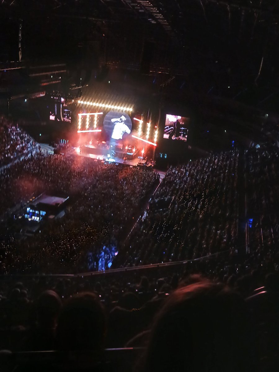 Gestern war in in Köln bei <a href="/OneRepublic/">ONEREPUBLIC</a> . Es war eine so tolle Show,  dass ich glatt vergessen habe Fotos zu machen.  Zum Glück war ich nicht alleine und ich habe doch ein paar Mitschnitte gesandt bekommen.