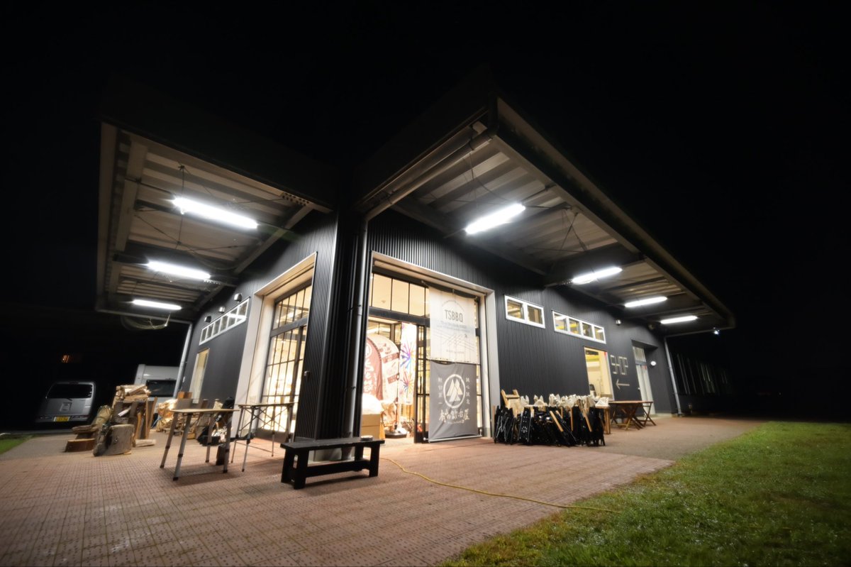 今回は焚き火と一緒に（というかほぼずっと）薪割りしてました🥳

木割楽しいね！🪓

村の鍛冶屋様では弊社の多くの斧を販売しております！
街にお越しになられた方はぜひ足を運んでみてくださ〜い！🐾