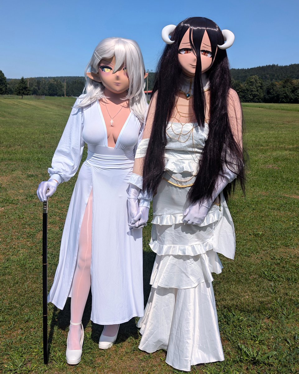 Hand-holding is an important part of diplomacy.

With: <a href="/xcal131/">xcal131</a>
📷: <a href="/GeniNeko/">GeniNeko</a> #着ぐるみ #kigurumi
