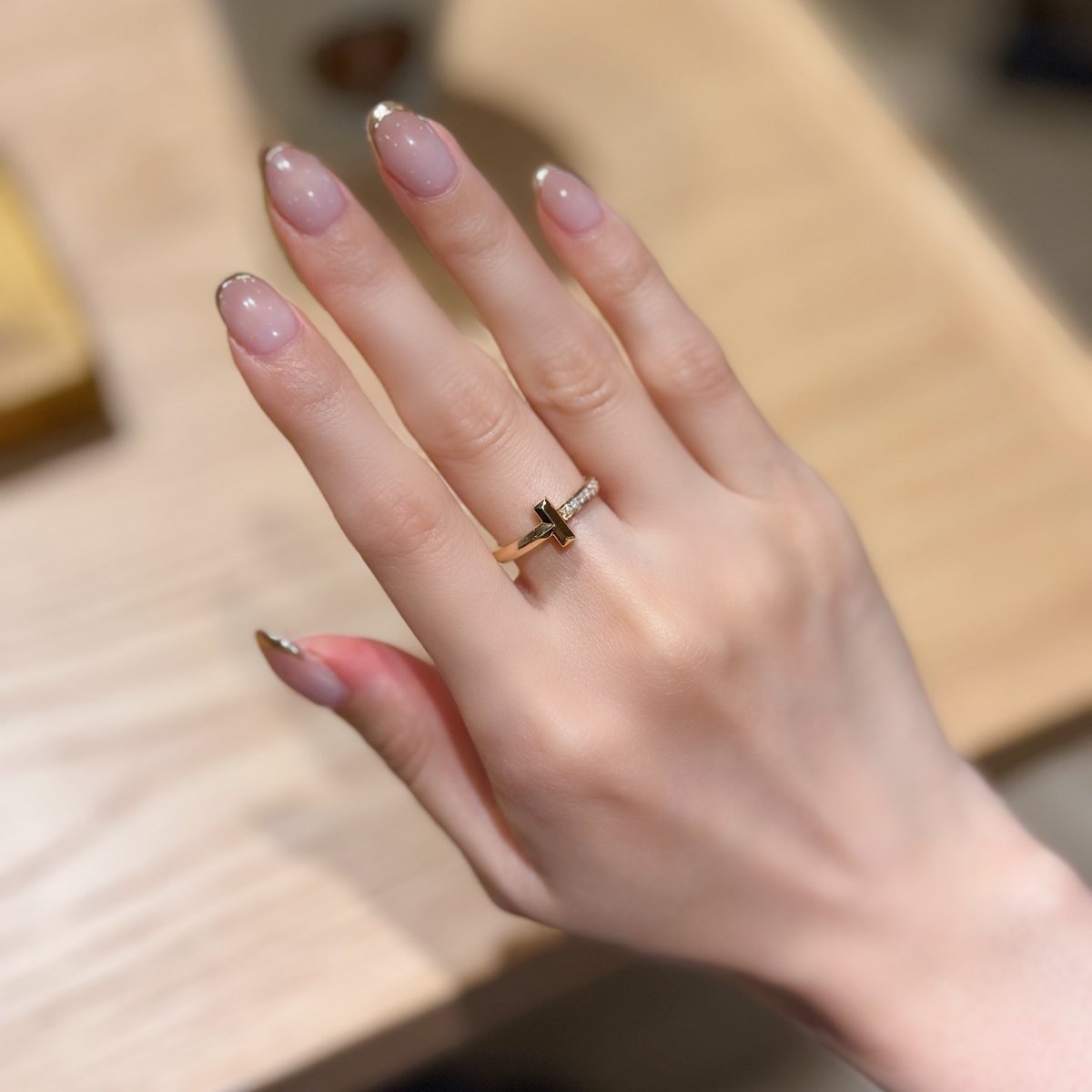 nap_vlog_'s tweet image. 今月のネイルとTワンリング様🤍✨
このツヤんと感とキラキラがたまらん🥹