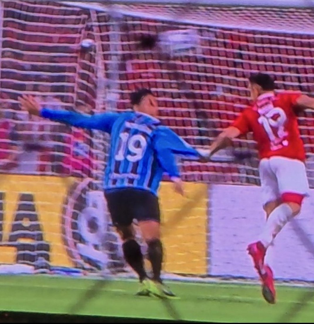 Vessoni's tweet image. O mesmo estádio e o mesmo Inter dos 23 pênaltis a favor em 2025 👇

Esse puxão na camisa do jogador do Grêmio foi considerado SEM impacto. 

Obs: Inter acabou tendo um pênalti a seu favor no lance, já que o braço abre após o puxão e a bola bate nele.

#Corinthians #ÉoInter