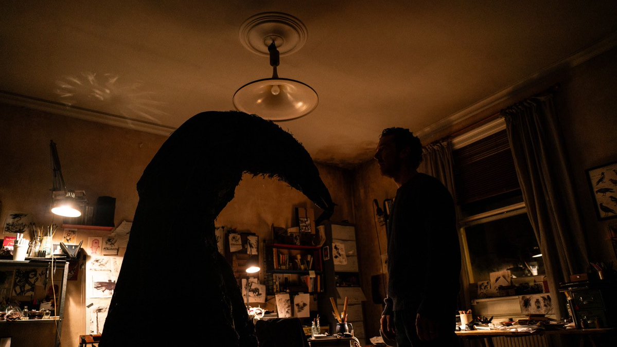filmes_e_filmes's tweet image. Baseado na obra de Max Porter, o filme acompanha um pai e dois filhos que lutam para lidar com a perda da esposa e da mãe, enquanto a própria dor aparece como um grande corvo.🔥🎬

#thethingwithfeathers #dylansouthern #benedictcumberbatch #maxporter #briarcliffentertainment