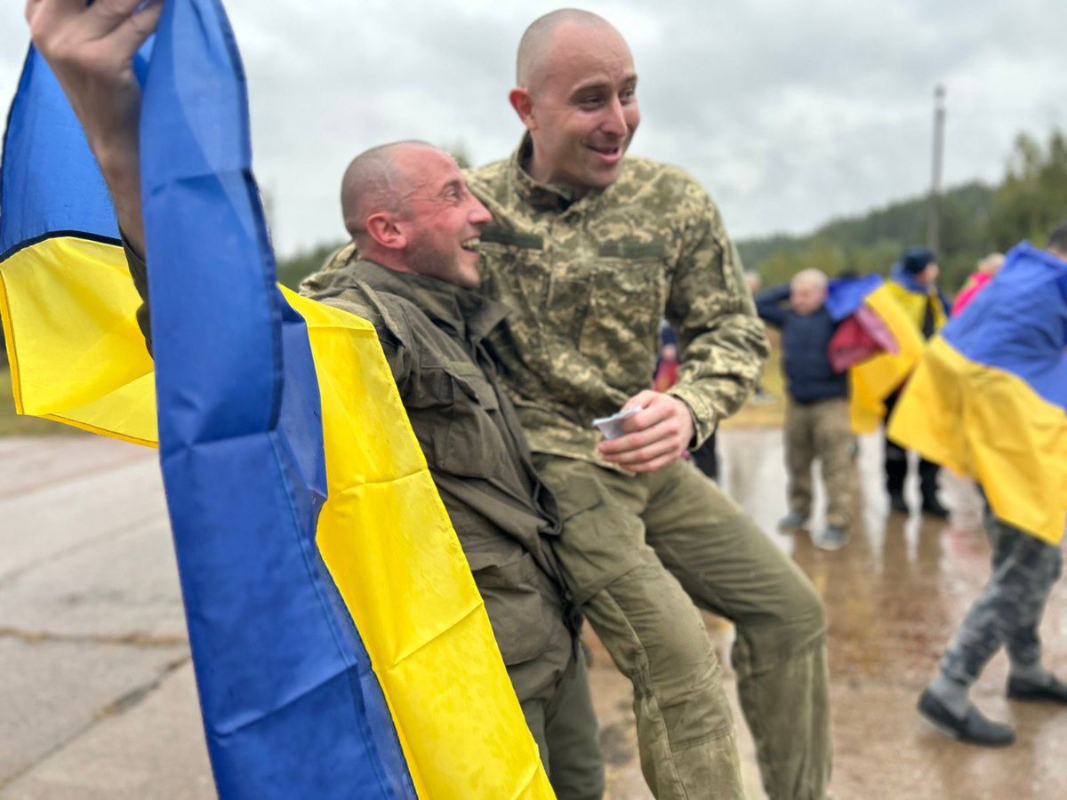 У всьому цьому мороку є й найкращі в світі новини: наші вертаються додому. Сьогодні обміняли ще 205 військових та цивільних громадян