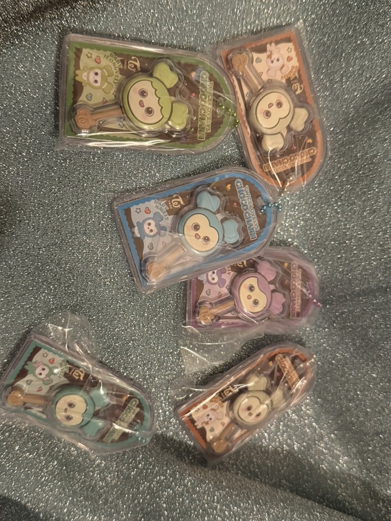 KyORyU08's tweet photo. TWICE LOVELYS 
チョコがけボーロ&amp;チャーム交換

譲:写真のもの
　
求:モモ

郵送での交換を希望してます。
よろしくお願いします🙇‍♀️ https://t.co/JjeH2Z8bij