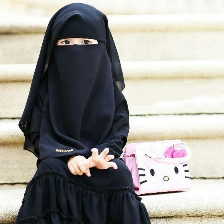 شہزادی امبر عرض کرتی ھیں کہ 

ساری عمر کرکے برباد عشق کی لذت چکھ لی 
اس نے بھی داڑھی رکھ لی میں نے بھی برقعہ پہن لیا

پھر اس نے بھی مجھے بلاک کر دیا 
میں نے بھی نئی أئی ڈی بنا لی۔۔

😄😁😂🤣
 @amberHashmi_190