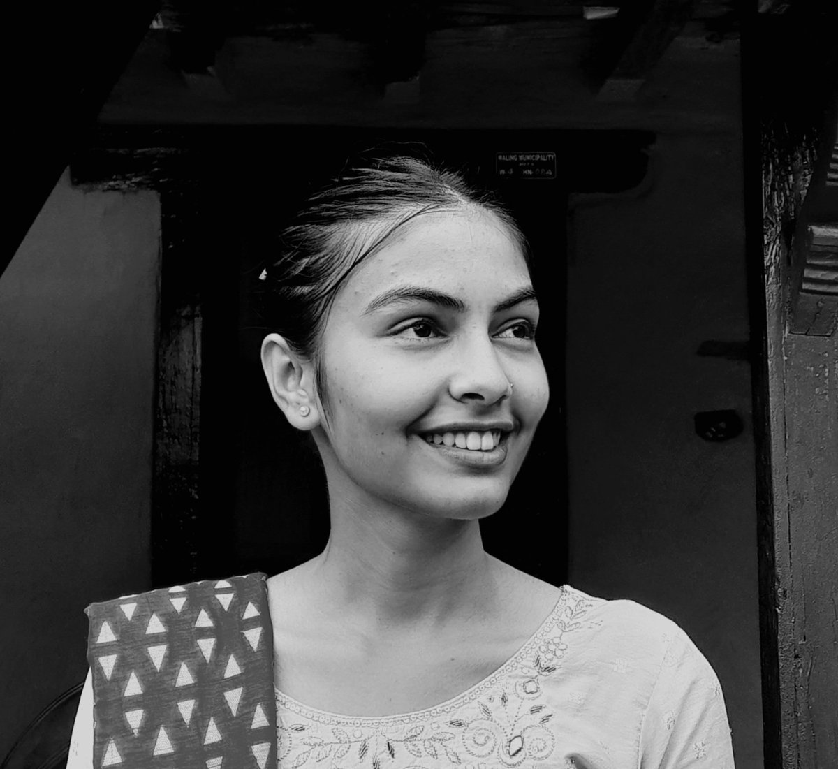 उत्तरबिनाका आफ्नै प्रश्नहरूले
हृदय भारी गराउने रहेछन् ।
• आफूलाई आफैँले सोधेका प्रश्नहरूको उत्तर दिन सक्ने जत्तिको चैँ बन्नु छ । 🤍