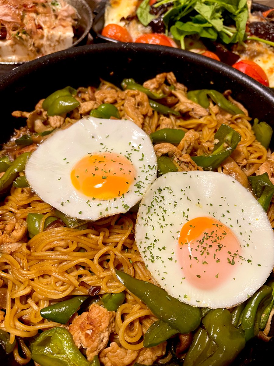 ちゃちゃっとばんごはんでけたー👩‍🍳💦✨

🥢お豆🫘とめかぶ冷奴🌱
🥢はんぺん🐟モッツァ🧀🍆🍅grill
🥢🐷やきそばーん🍜🐷

いただきもっ👏✨

#おうちごはん
#焼きそば
#たんぱく質
#夜ご飯