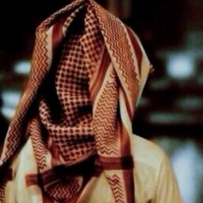 كني مثل عطشان وده يشرب و ماله يدين
الماء في وجهي و القهر ما اقدر ابد اتذوقه

هلت من عيون الحزن دمعه وراها دمعتين
و دمعه بقت بين الجفن ويا الجفن متعلقه