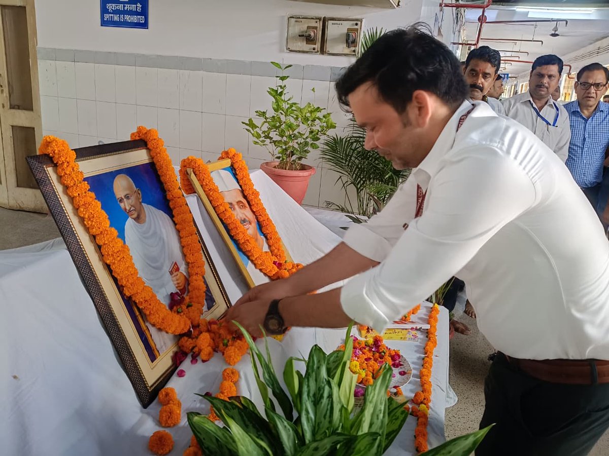 asmcbahraich's tweet photo. राष्ट्रपिता महात्मा गांधी  जी एवं पूर्व प्रधानमंत्री श्री लाल बहादुर शास्त्री जी की जयंती पर श्रद्धांजलि सभा का आयोजन  किया गया,जिसमें सभी ने उनकी प्रतिमा पर माल्यार्पण एवं पुष्प अर्पित कर उन्हें भाव भीनी श्रद्धांजलि दी गई/स्वच्छता  अभियान, रक्तदान शिविर का आयोजन@MeUPGovt https://t.co/DrkrDSWSXO