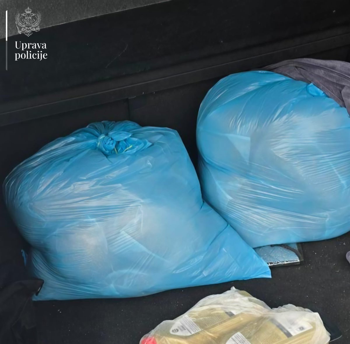 PolicijaCG's tweet image. Službenici granične @PolicijaCG u #UL kontrolisali su lice A.M. (27). Pregledom vozila pronađene su dvije kese u kojima se nalazilo 25 kg rezanog duvana. Po nalogu tužioca u ODT u #UL protiv A.M. je podnijeta krivična prijava zbog sumnje da je počinio kd  nedozvoljena trgovina.