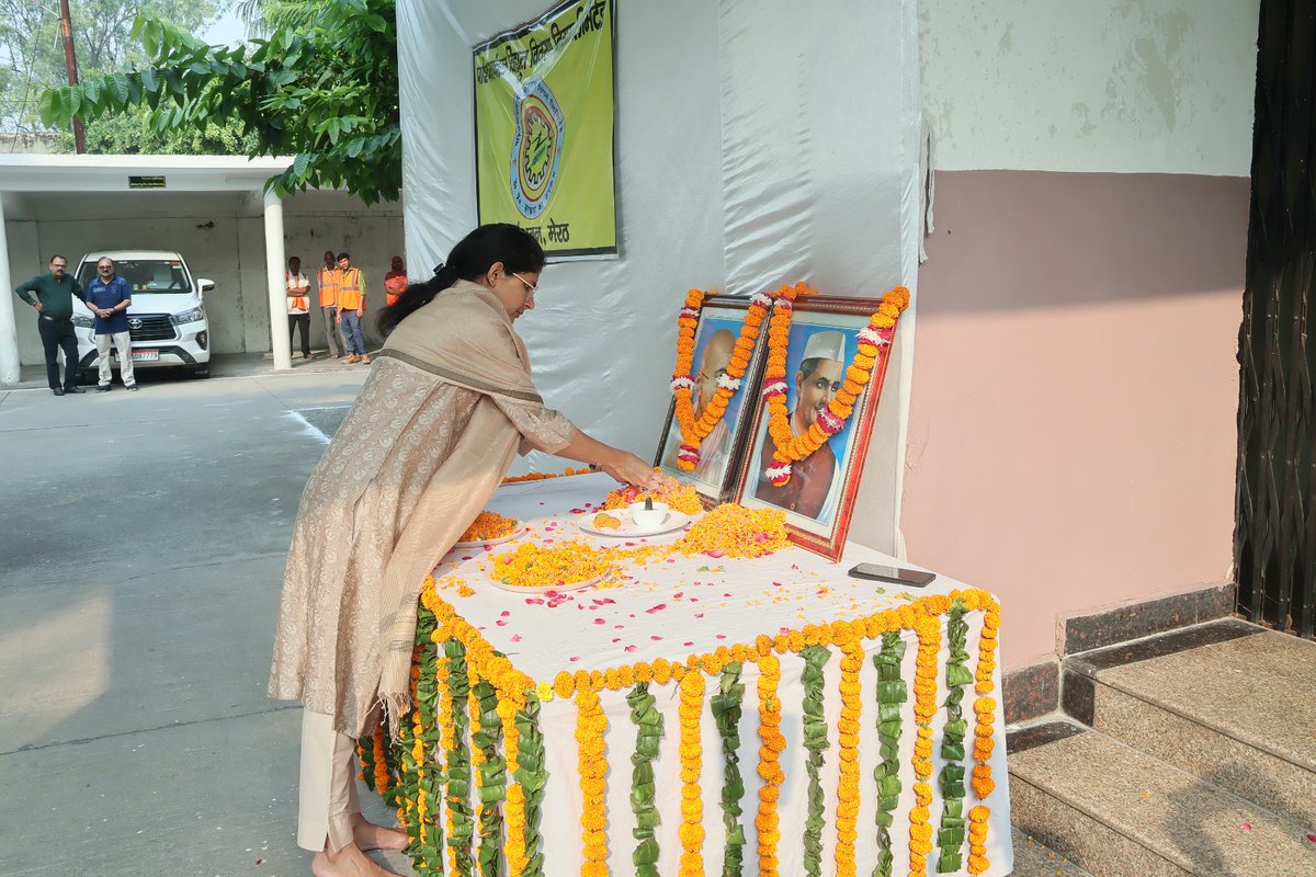 आज 2 अक्टूबर को महात्मा गांधी जी एवं लालबहादुर शास्त्री जी के जन्मदिवस पर महापुरुषों को याद करते हुए पुष्प अर्पित किए,साथ ही विजयदशमी के शुभ पर्व पर सभी अधिकारियों व कर्मचारियों को अच्छे स्वास्थ्य व समृद्धि हेतु शुभकामनाएं दी।।
<a href="/aksharmaBharat/">A K Sharma</a> 
<a href="/isomendratomar/">Dr. Somendra Tomar</a> 
<a href="/UPPCLLKO/">UPPCL</a>