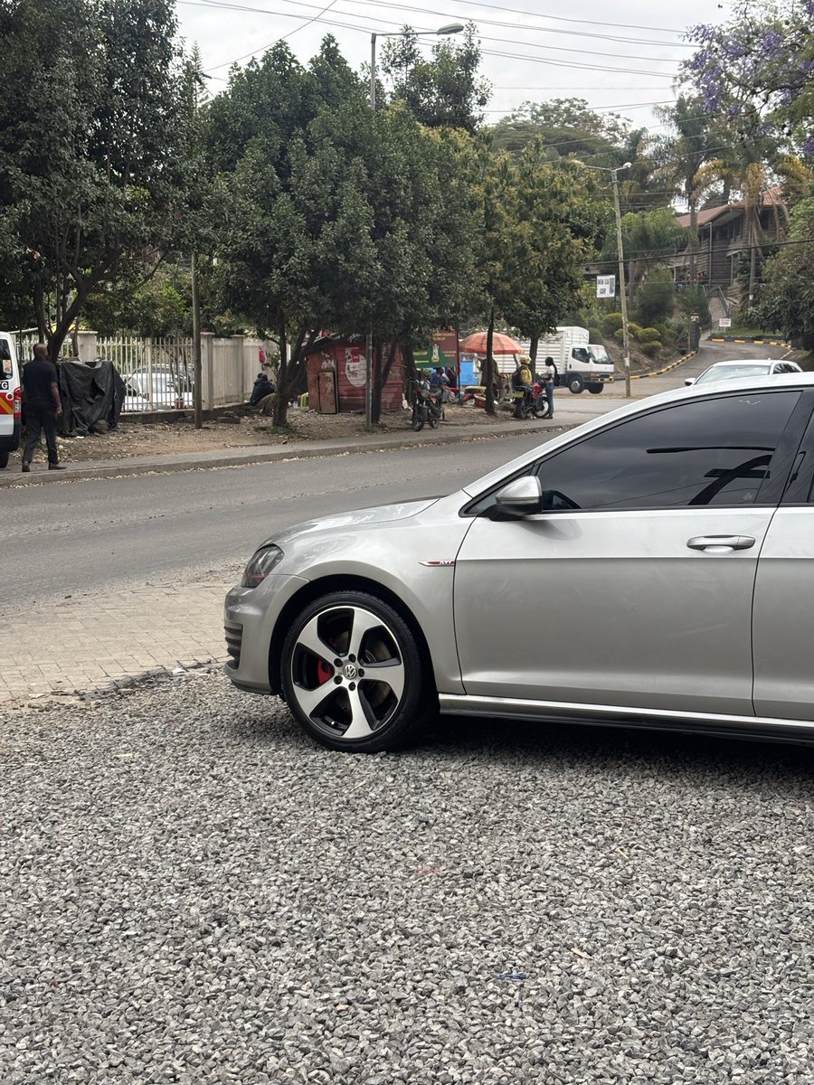 mwanzo_k's tweet photo. Picked my friend’s GTI from the neighborhood carwash and I noticed how fast it goes from D1 to D4(CVT can’t relate) and I never went to D5 and beyond.(I’m a slow driver) 😂Apple car play is fantastic ✅ and the mnyambo between gears is quite nice 😁 https://t.co/Zp5dz1qwg9