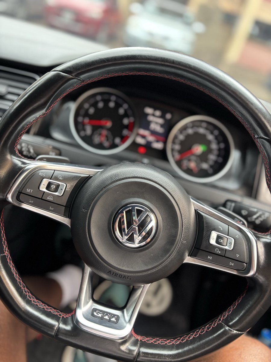 mwanzo_k's tweet photo. Picked my friend’s GTI from the neighborhood carwash and I noticed how fast it goes from D1 to D4(CVT can’t relate) and I never went to D5 and beyond.(I’m a slow driver) 😂Apple car play is fantastic ✅ and the mnyambo between gears is quite nice 😁 https://t.co/Zp5dz1qwg9