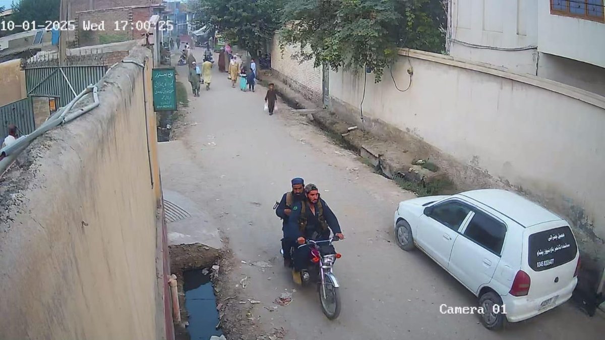 War_Analysts's tweet photo. Alert : 🚨 
Two Unidentified individuals on bike  with weapons and Bandoliers were sighted at Khan Baba Ghari area of Bakhshu bridge, Peshawar 

34.063018,71.573635 latitude longitude for more visibility