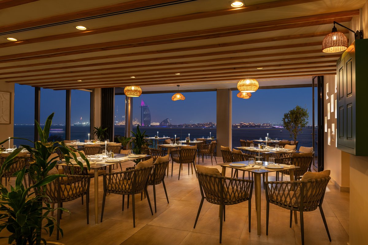 Meraki at Aloft Palm Jumeirah is stealing the spotlight 🌟 

Pick fresh seafood, have it grilled, or tossed into pasta, then soak up Palm Jumeirah &amp; Dubai skyline views from the terrace.

Read more: factmagazines.com/uae/dubai/mera…

#factmagazine #theonlywayisfact #foodartculturetravel