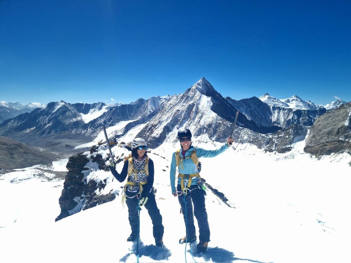 desnivelados's tweet image. Rosa Fernández y Azucena Collar ascienden un cincomil virgen en el Himalaya indio desnivel.com/go/165162