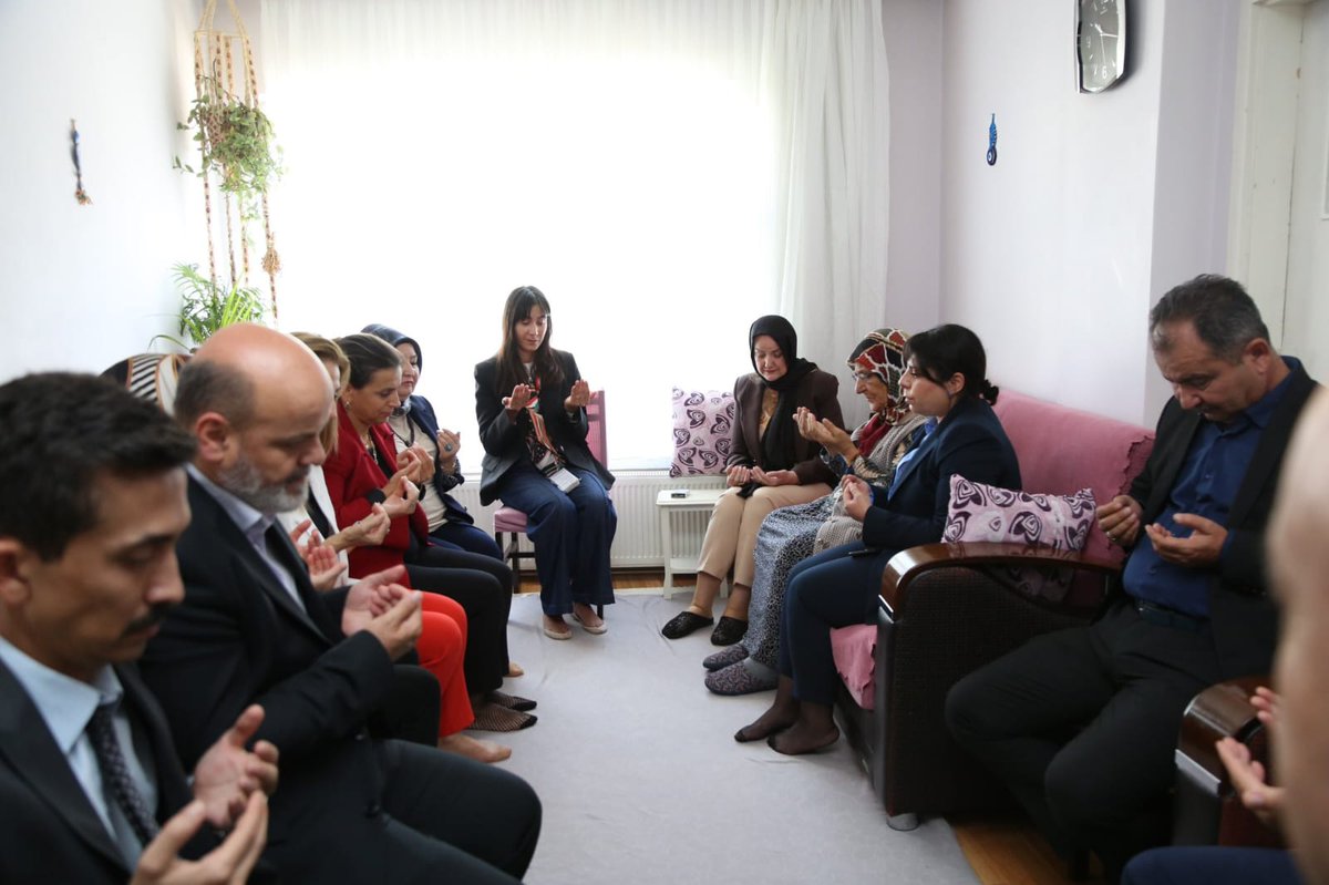 gonul_damlasder's tweet photo. 1 Ekim Dünya Yaşlılar Gününde, Etimesgut İlçe Kaymakamımız Sn. Özlem BOZKURT GEVREK Hanımefendi ve SYDV Mütevelli heyet üyeleri ile birlikte, Etimesgut da ikamet eden yaşlılarımızı ziyaret ettik.
Tüm yaşlılarımıza sağlıklı, mutlu, huzurlu ömürler dileriz. https://t.co/biRec4UaB2