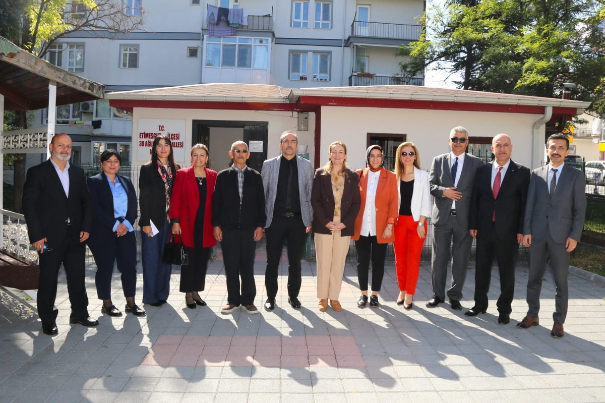 gonul_damlasder's tweet photo. 1 Ekim Dünya Yaşlılar Gününde, Etimesgut İlçe Kaymakamımız Sn. Özlem BOZKURT GEVREK Hanımefendi ve SYDV Mütevelli heyet üyeleri ile birlikte, Etimesgut da ikamet eden yaşlılarımızı ziyaret ettik.
Tüm yaşlılarımıza sağlıklı, mutlu, huzurlu ömürler dileriz. https://t.co/biRec4UaB2