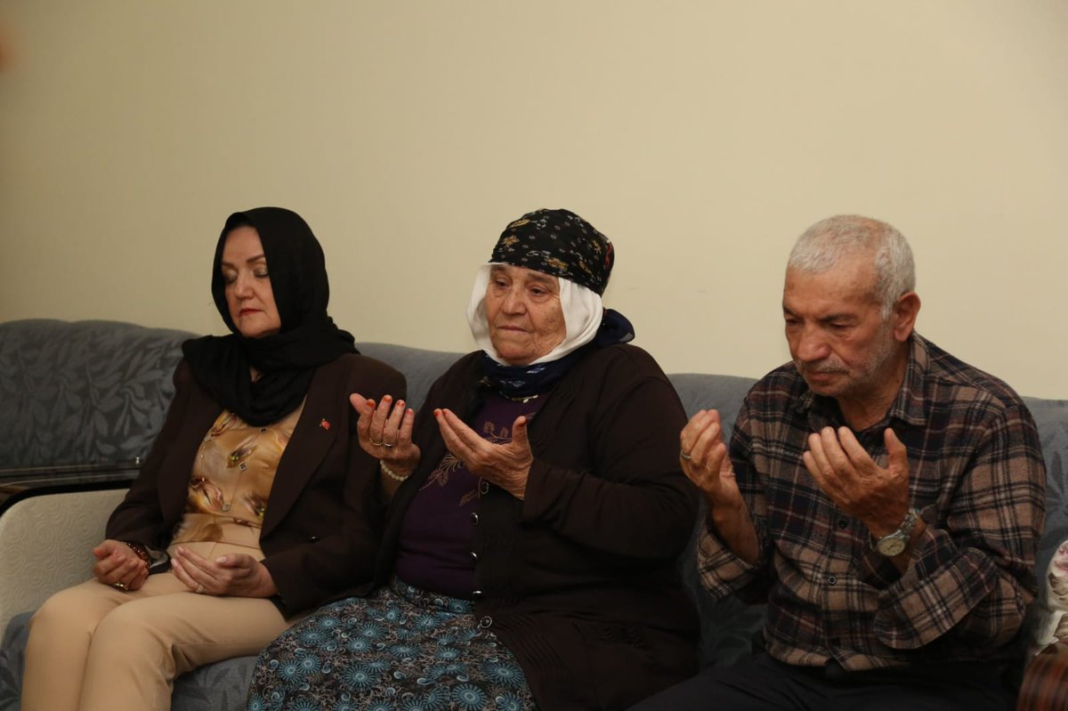 1 Ekim Dünya Yaşlılar Gününde, Etimesgut İlçe Kaymakamımız Sn. Özlem BOZKURT GEVREK Hanımefendi ve SYDV Mütevelli heyet üyeleri ile birlikte, Etimesgut da ikamet eden yaşlılarımızı ziyaret ettik.
Tüm yaşlılarımıza sağlıklı, mutlu, huzurlu ömürler dileriz.