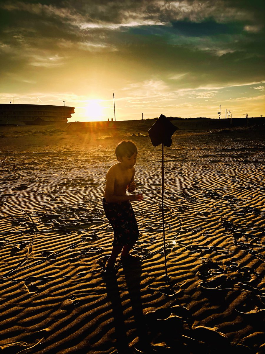 nakamuraayao's tweet photo. 週末のブックフェアに向けて細々準備と確認…
#photo #art #light #shadow #children #family #子供のいる暮らし #日々の暮らし #magame #chiba #sand #seaside #oneday #sunset #gold https://t.co/OD1GAGx8K4