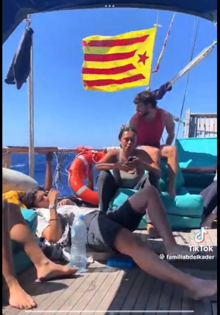 Y digo yo,¿Estos porque no pidieron a su país que les escoltará una fragata de su ejército?  Supongo que será porque su ejército es imaginario,igual que su país,que también es imaginario.