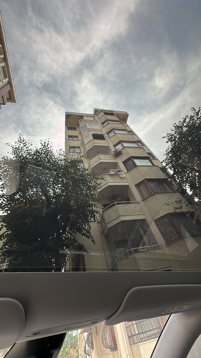 Deprem sonrası biraz inip arabada oturayım dedim. Aracın tavan manzarası: