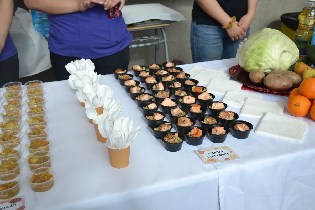FedirChile's tweet photo. ✨ En Magallanes seguimos fortaleciendo la alimentación escolar. Junto a Blumar realizamos una feria gastronómica en el Liceo María Behety 🐟💚, el cual suma 580 porciones mensuales de salmón gracias a esta alianza, siendo el tercer establecimiento en la región en incorporarlo. https://t.co/1siYDBcnEC