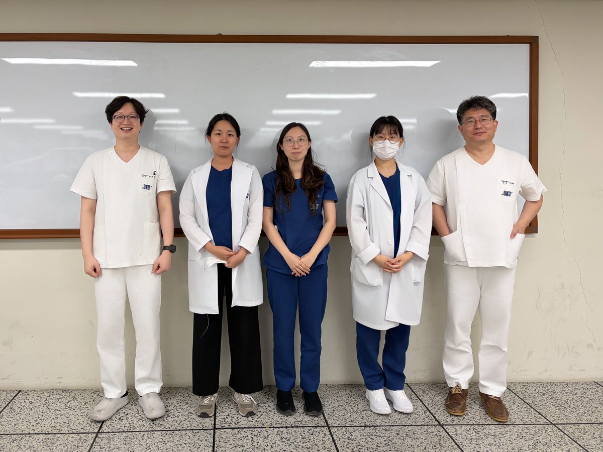 추석을 하루 앞둔 늦은 밤, 단국대학교 치과대학 본과 3학년 학생들의 실습이 있었습니다. 다른 또래들은 벌써 집으로 향했을 시간이지만, 이곳에서는 고개를 숙이고 모형 치아를 다루는 손길이 멈추지 않습니다.
몸에 밴 자세와 작은 반복들이 쌓여, 언젠가는 환자를 마주하는 힘이 될 거라는 걸