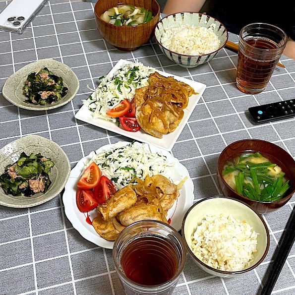 ご飯、ニラしめじ薄揚げ焼き麩のお味噌汁、豚の生姜焼き、きゅうりとわかめの酢の物。
実家から届いたひとめぼれの新米、つやつやで美味しい🍚✨野菜達は冷蔵庫のお片付け。しなしな大葉をキャベツに混ぜ込んだら美味しかった🥬🧅🥒
#夜ごはん #Twitter家庭料理部 #お腹ペコリン部 #おうちごはん