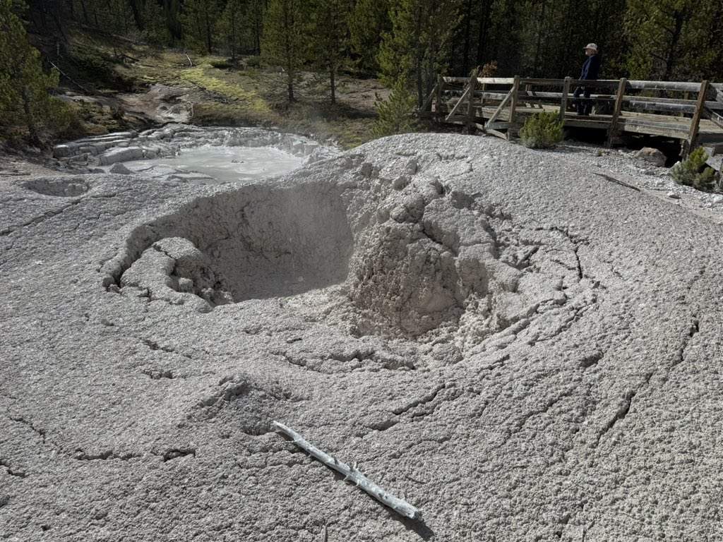 MappingThePath's tweet image. Artists’ Paintpots yesterday at @YellowstoneNPS. Another fascinating stop in this bountiful park! #travel